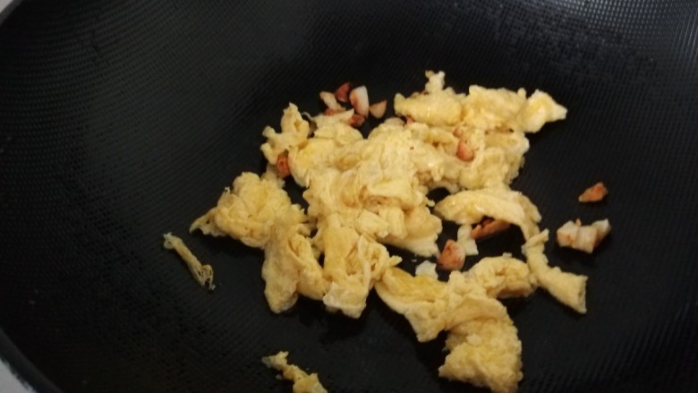 虾仁韭菜炒鸡蛋,锅中倒入适量油炒香葱姜蒜捞出来,在炒鸡蛋倒出来备用。
