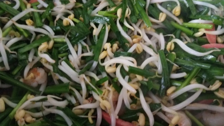 虾仁韭菜炒鸡蛋,加入料酒,白胡椒翻炒均匀。