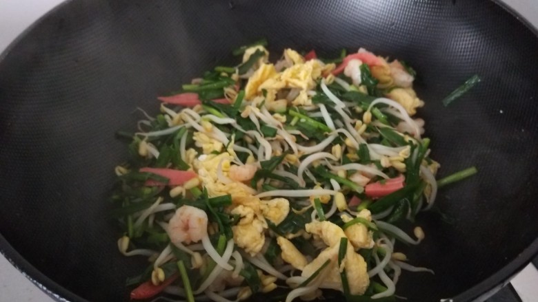 虾仁韭菜炒鸡蛋,加入适量盐,鸡精炒均匀即可。