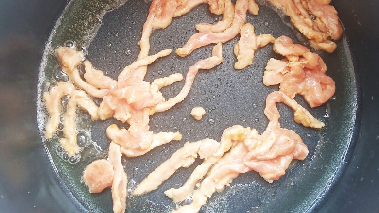 小白菜肉丝面,锅中烧油,加入猪肉丝快速滑散。