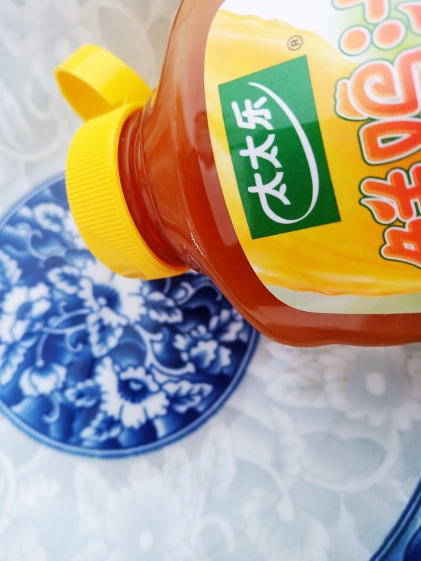 小白菜肉丝面,碗中加入适量太太乐鲜鸡汁。