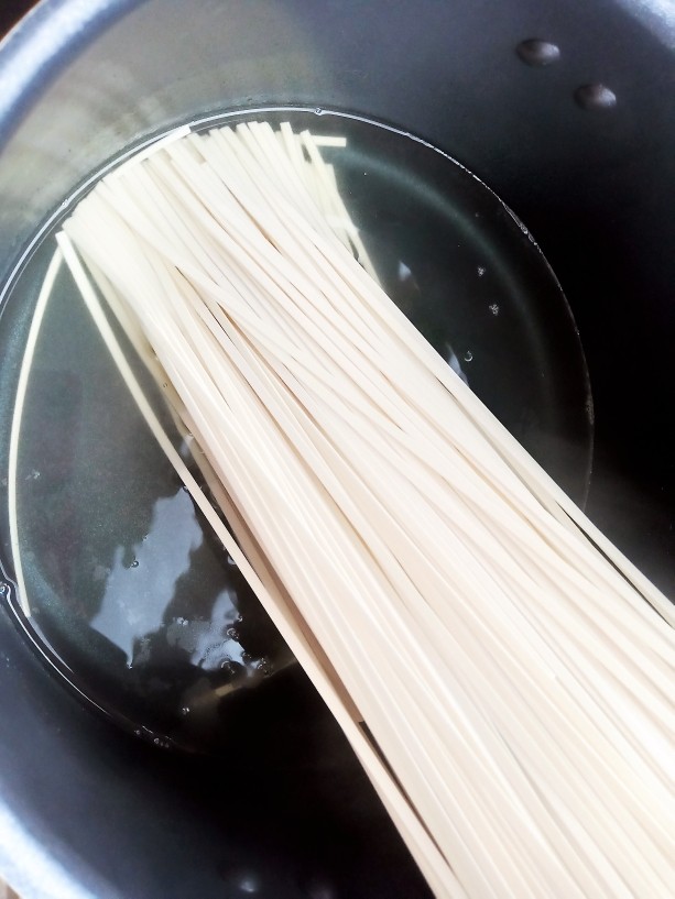 小白菜肉丝面,再烧水,水开加入一把挂面煮熟。