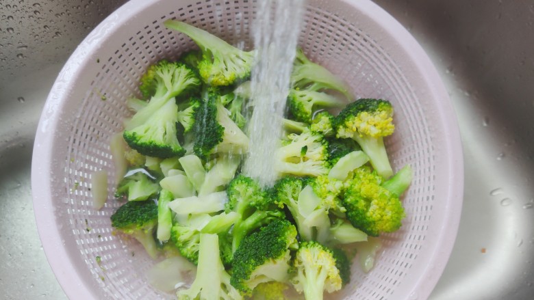 上汤西兰花,煮好后捞出,过凉水