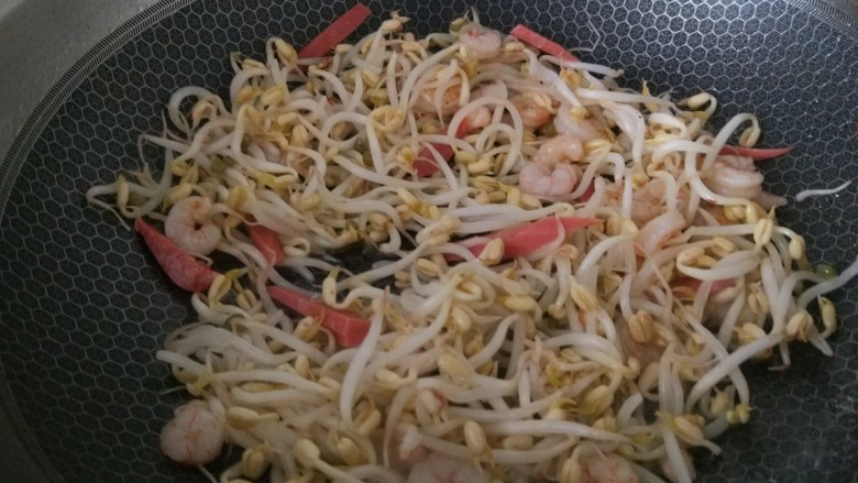虾仁韭菜炒鸡蛋,依次下入豆芽,<a style='color:red;display:inline-block;' href='/shicai/ 438'>火腿</a>进行翻炒
