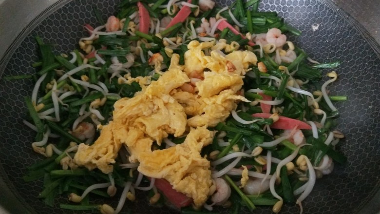 虾仁韭菜炒鸡蛋,最后下入鸡蛋,加入适量盐,<a style='color:red;display:inline-block;' href='/shicai/ 721'>蚝油</a>,味极鲜,翻炒均匀装盘享用