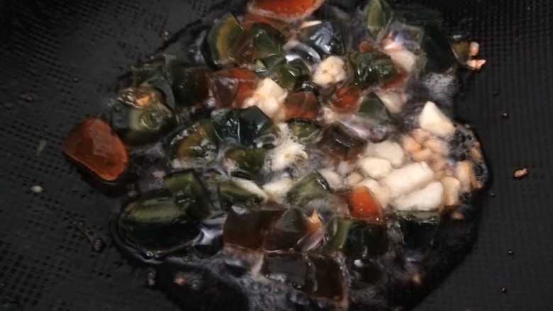 上汤西兰花,轻轻的翻炒至皮蛋上起小泡(切记用大火翻炒)