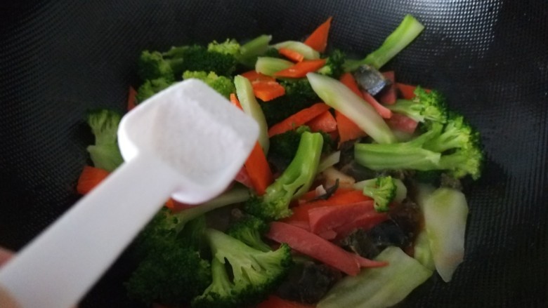 上汤西兰花,加入少许盐,大火翻炒1分钟即可出锅