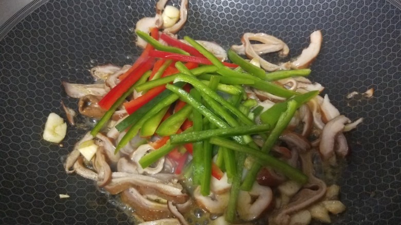 青椒炒大肠,然后加入切好的青椒,红椒丝