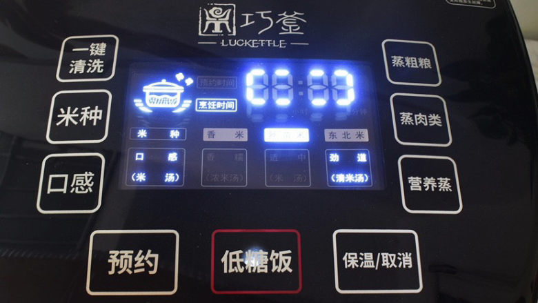 饭卷,盖上盖子,然后启动“低糖饭”模式,坐等米饭煮熟