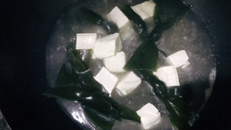 海带豆腐汤,水开后下海带豆腐,煮5分钟左右