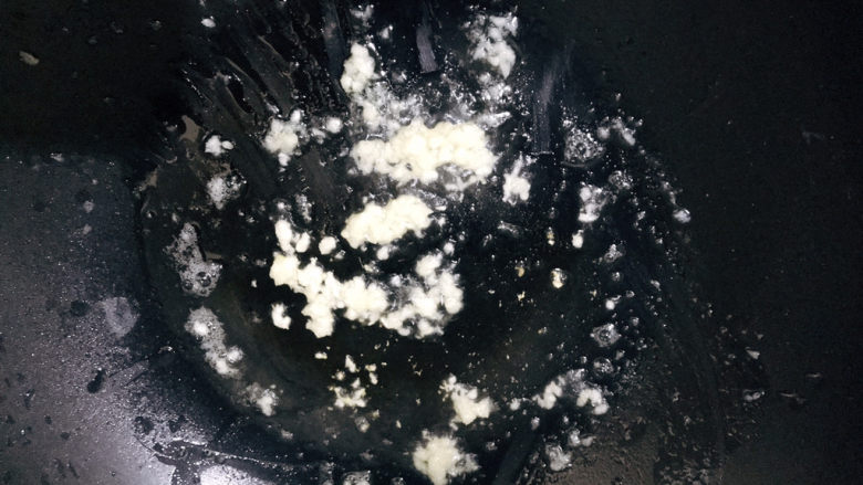 海带豆腐汤,起油锅,炒香蒜末