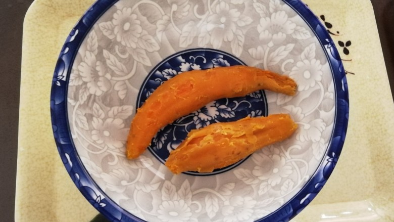 芝麻红薯饼,<a style='color:red;display:inline-block;' href='/shicai/ 2585'>红薯</a>放入蒸锅蒸熟,去皮。