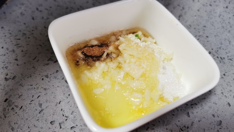 黄瓜拌面,冒烟的热油泼在上面,激发出香味