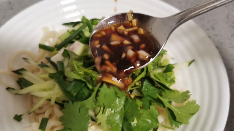 黄瓜拌面,浇上刚调好的料汁,多少根据自己口味增减