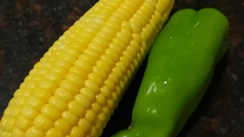 肉末辣炒玉米粒,准备玉米和<a style='color:red;display:inline-block;' href='/shicai/ 62'>辣椒</a>,剥下玉米粒