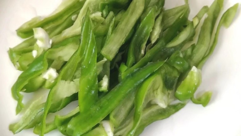 肉末辣炒玉米粒,辣椒切成条后,再切丁