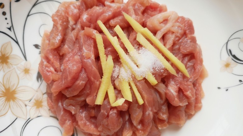 小白菜肉丝面,一起放入盘子里,加入盐搅拌均匀。