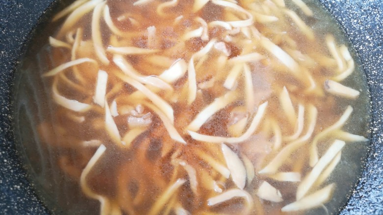 小白菜肉丝面,加入开水,烧开以后转小火煮10分钟关火。