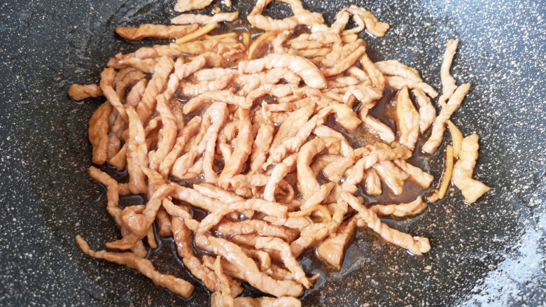 小白菜肉丝面,锅内倒适量的食用油烧热,下入腌好的肉丝翻炒至变色。