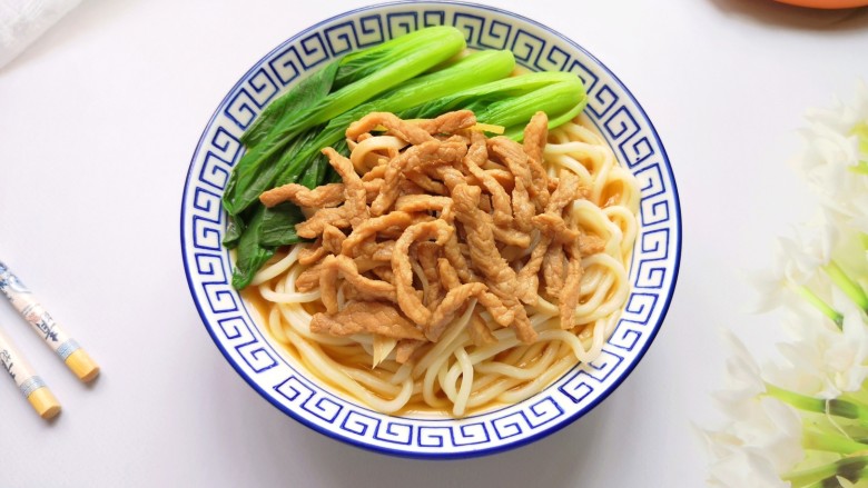 小白菜肉丝面,摆上小白菜,浇上杏鲍菇肉丝汤。
