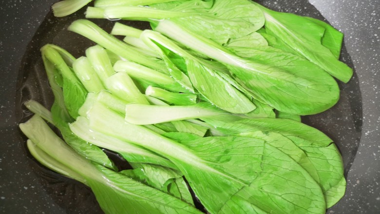 小白菜肉丝面,锅里放水烧开,将小白菜烫熟备用。