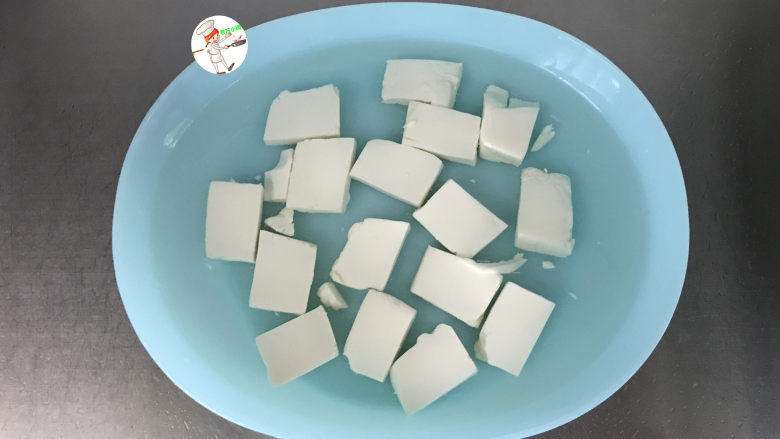 海带豆腐汤,捞出过凉,放一旁备用