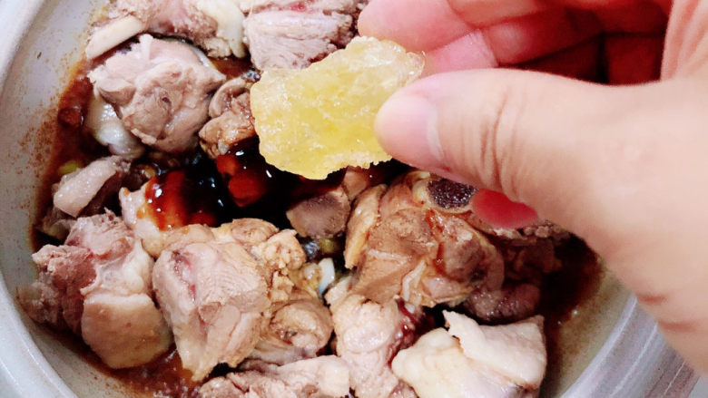 子姜焖鸭煲,放入<a style='color:red;display:inline-block;' href='/shicai/ 866'>冰糖</a>。