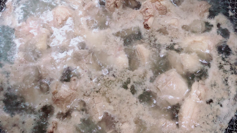 子姜焖鸭煲,锅中烧开水,焯一下鸭肉。