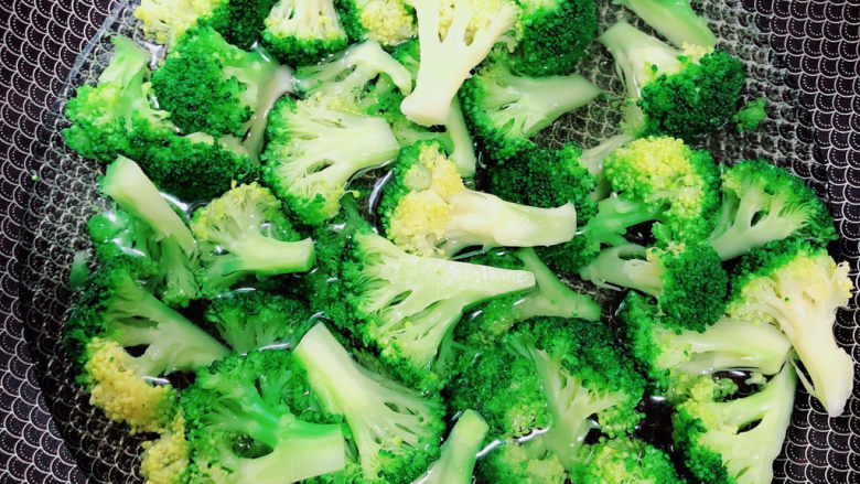 上汤西兰花,锅中烧开水,焯一下西蓝花。