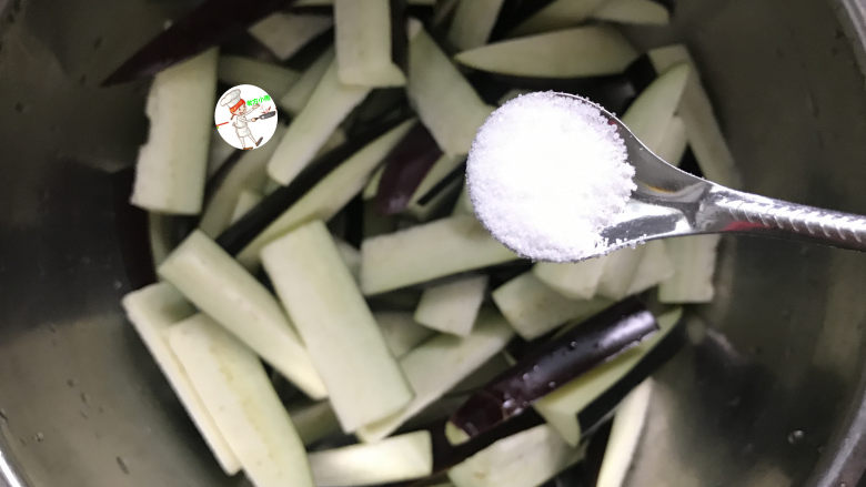 蒜香茄条,放入盆中,加1小勺食盐,抓匀,腌制5分钟