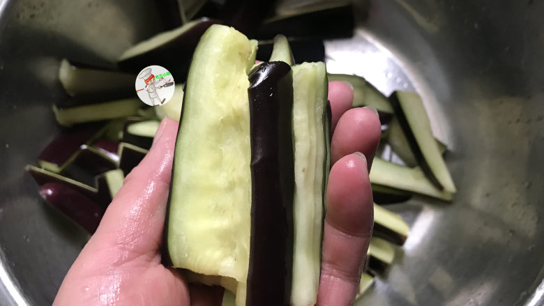 蒜香茄条,待茄子腌软出水后,用手把多余的盐水攥干