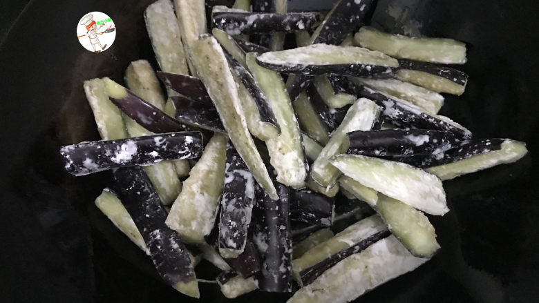 蒜香茄条,炒锅烧热,倒入部分食用油,放入茄条