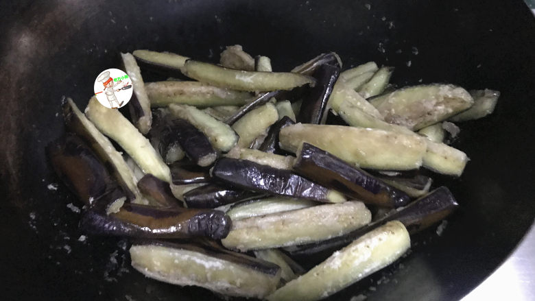 蒜香茄条,大火煎制,边煎边翻,煎至茄条表面微微起焦,盛出备用