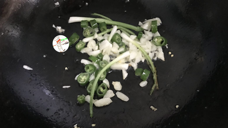 蒜香茄条,重新倒油,下葱段、辣椒圈和一半蒜末,炒出香味后盛出