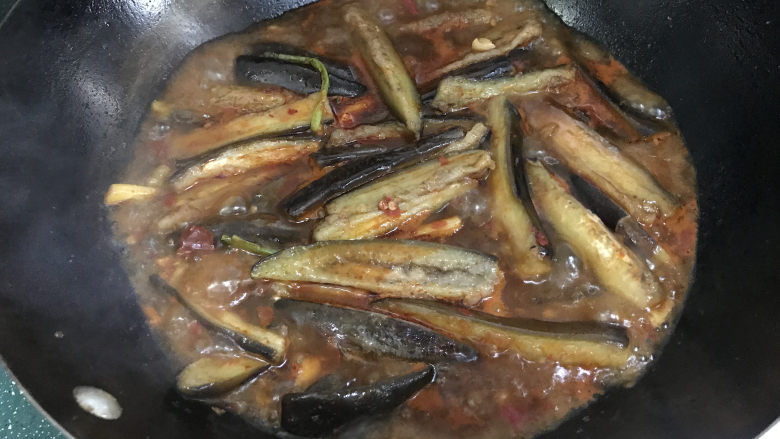 蒜香茄条,大火煮开后,转小火,加盖焖烧3~5分钟