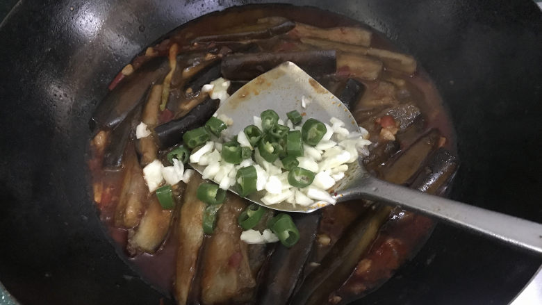蒜香茄条,烧至茄条熟烂,下入线椒和余下的一半蒜末