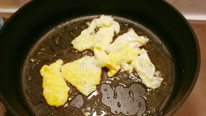 荷兰豆炒鸡蛋,起油锅放入食用油,油热后放入鸡蛋液翻炒成大块,出锅备用。