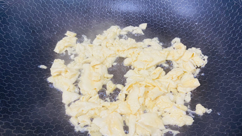 虾仁韭菜炒鸡蛋,炒熟,盛入碗中备用
