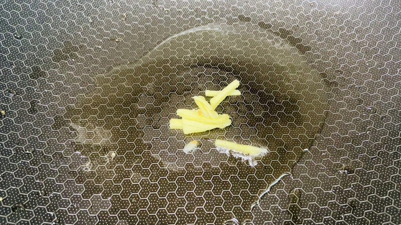 虾仁韭菜炒鸡蛋,加入适量食用油加热至七成热,放入姜丝爆香