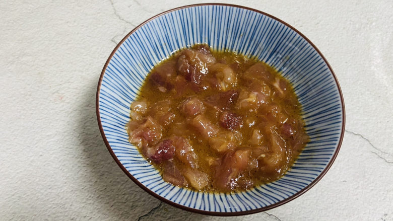 小白菜肉丝面,肉丝放入碗中,加入一勺蚝油、生抽、<a style='color:red;display:inline-block;' href='/shicai/ 718'>料酒</a>,适量的胡椒粉、生粉、香油搅拌均匀腌制十分钟