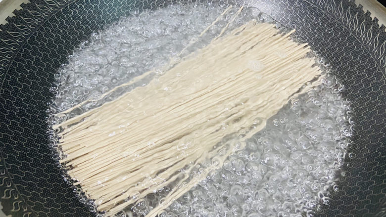 小白菜肉丝面,锅中加入清水大火烧开,加入少许盐,放入荞麦面
