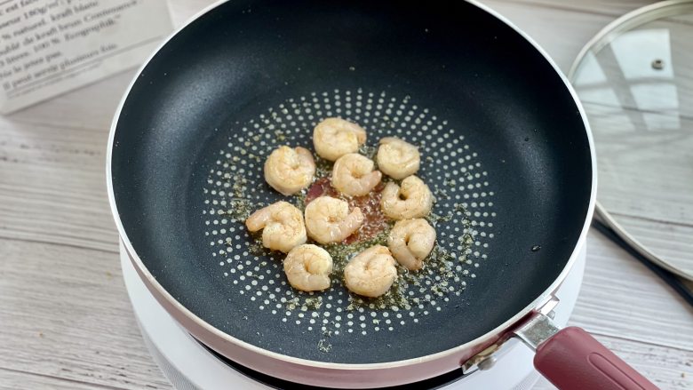 日式照烧饭团早餐盘,开始元气满满的一整天!,把煎锅中的酱汁擦干净,中再放一小块<a style='color:red;display:inline-block;' href='/shicai/ 887'>黄油</a>,把虾仁煎熟;