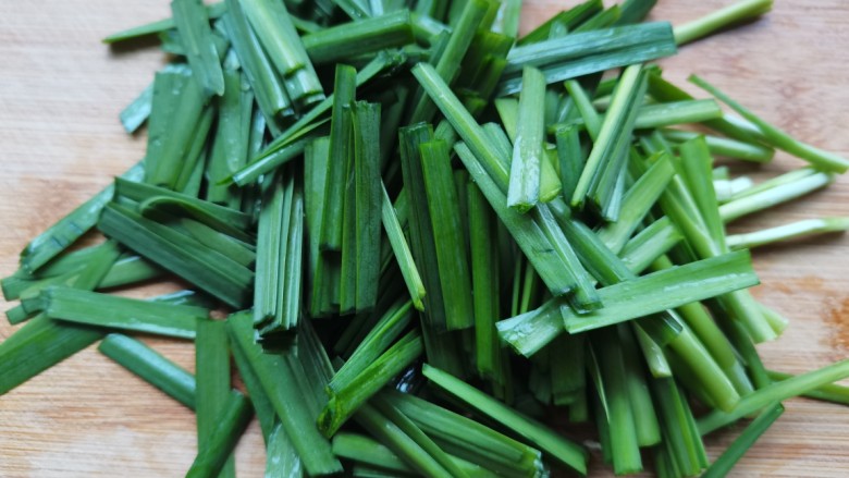 虾仁韭菜炒鸡蛋,<a style='color:red;display:inline-block;' href='/shicai/ 116'>韭菜</a>去掉老根老叶清洗干净,切成小段