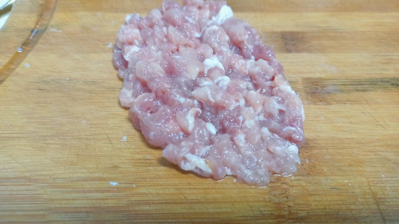 海带豆腐汤,<a style='color:red;display:inline-block;' href='/shicai/ 414'>猪肉</a>剁碎备用