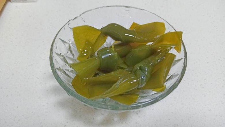 海带豆腐汤,<a style='color:red;display:inline-block;' href='/shicai/ 7506'>海带结</a>清洗干净备用