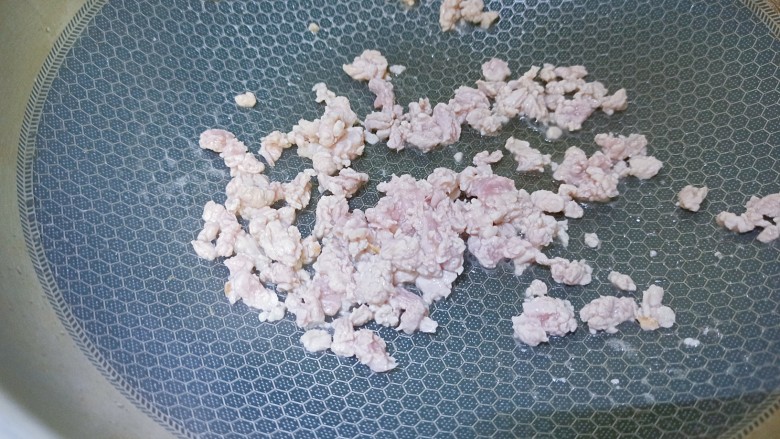 海带豆腐汤,锅内加油，加入猪肉翻炒至变色
