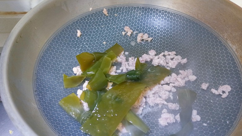 海带豆腐汤,加入海带结翻炒