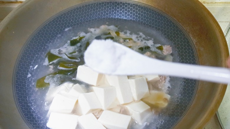 海带豆腐汤,再加入一勺食盐