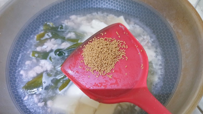 海带豆腐汤,加入一包松茸鲜，没有的话可以不加或者加一点鸡精