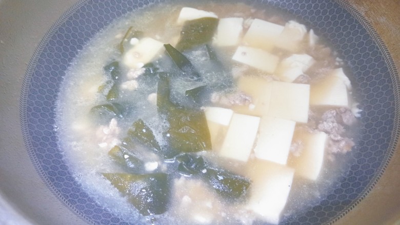 海带豆腐汤,烧开冒泡就可以了